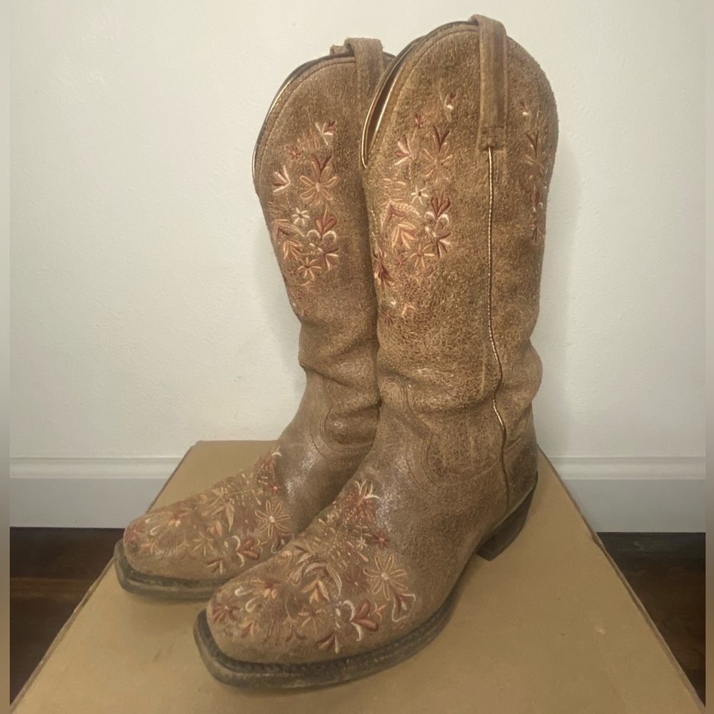 Women’s floral Ariat boots size 6